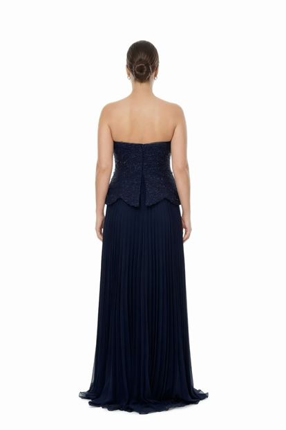 فستان سهرة أزرق داكن مطرز بالخرز بمقاسات كبيرة